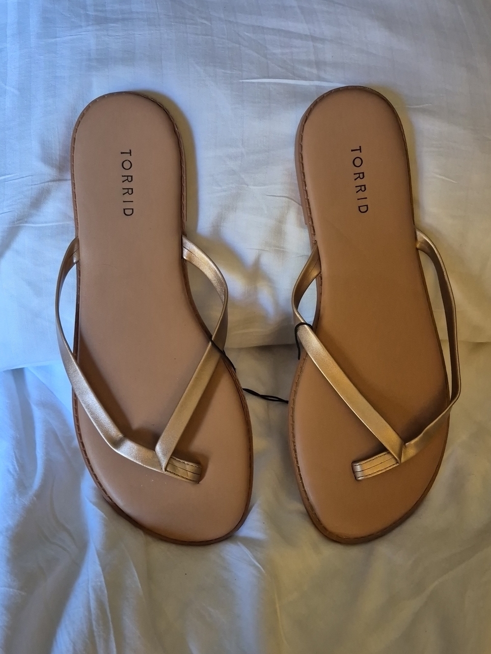 Torrid 11WW Rose Gold Metallic Flip Flop Sandals - Women's - Picture 2 of 4